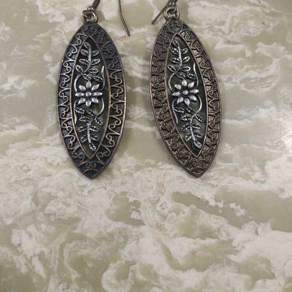 Elegant Black and Gold Floral Earrings - Picture 4 of 4